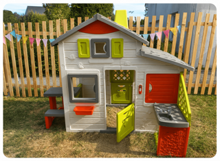 Maisonnette extérieure de la micro-crèche Les Petits Verriers